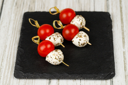 Мини моцарелла с томатами черри и базиликом