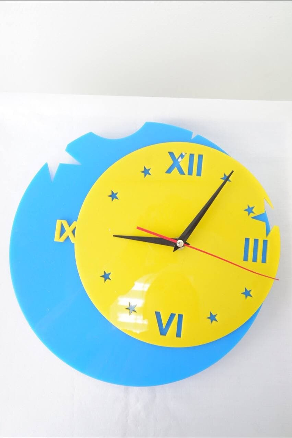 Часы настенные двухцветные, новые