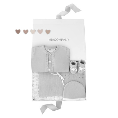 Подарочный набор на выписку из хлопка: плед, комбинезон с косами, шапочка и пинетки (Серый)