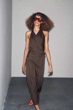 ZARA ПЛАТЬЕ С ДРАПИРОВАННЫМ ВЫРЕЗОМ И СКЛАДКАМИ, ТЕМНО-КОРИЧНЕВЫЙ