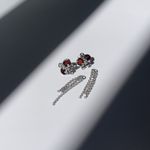 Пусеты Орхидея с цепочками с вишневым янтарем