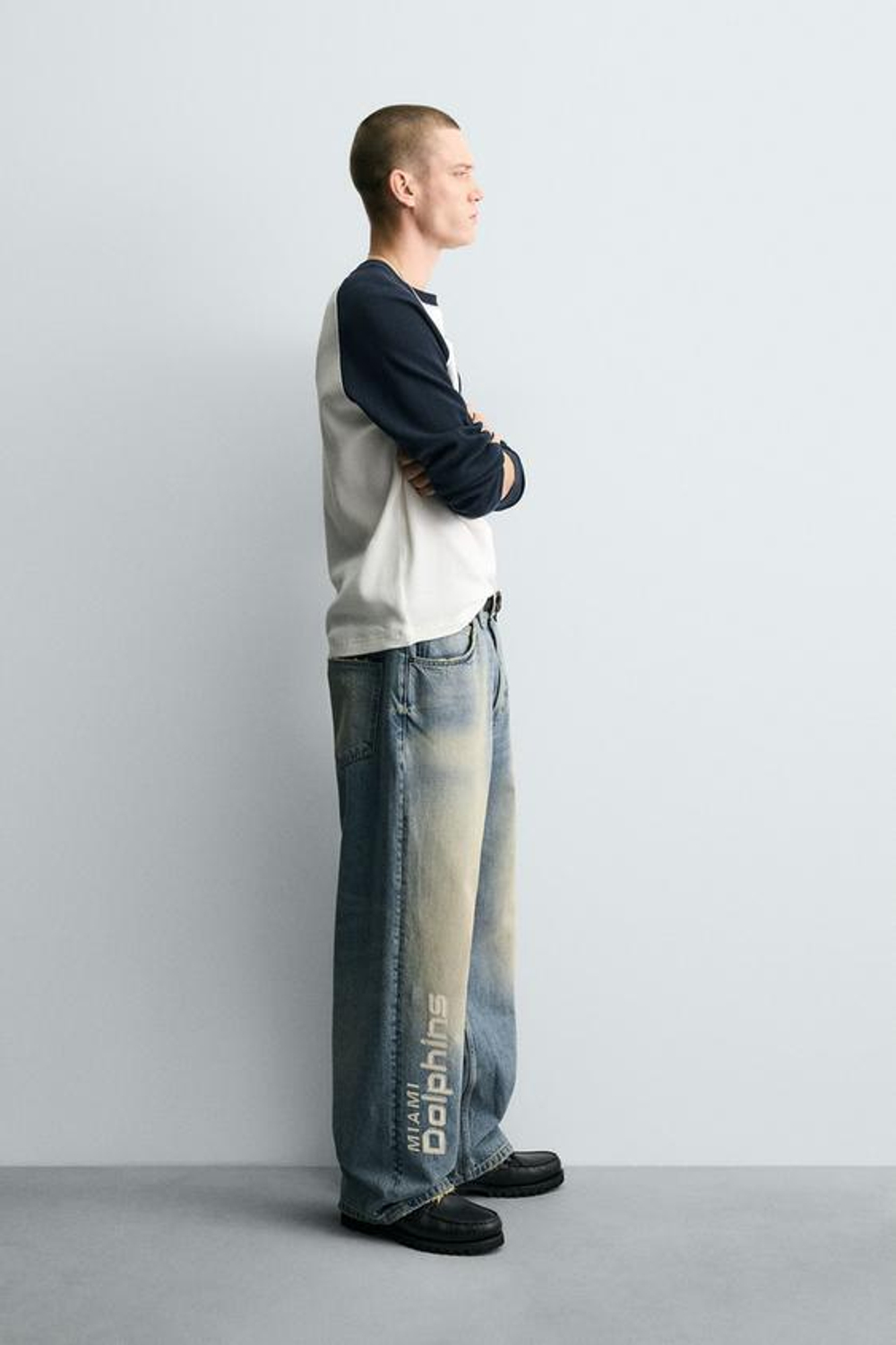 ZARA ДЖИНСЫ RELAXED FIT С ВЫШИВКОЙ NFL MIAMI DOLPHINS, ВЫЦВЕТШИЙ СИНИЙ