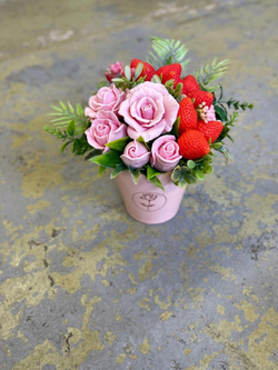 «Клубника в розах» букет