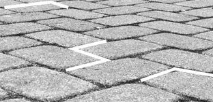 Бордюр и плитка: правильное сопряжение для защиты от расползания весной