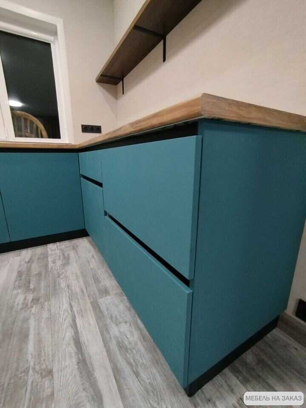 Стильная кухня на заказ без верхних шкафчиков