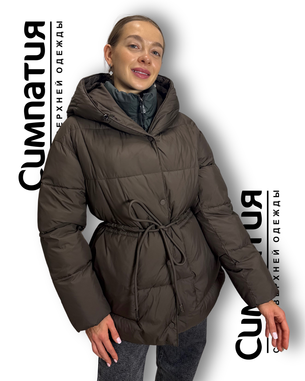 Стильный удлиненный пуховик в изысканном кофейном цвете с графитовым воротником стойка