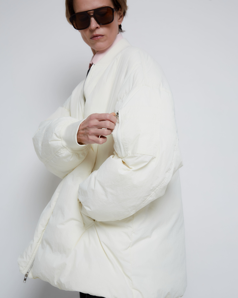 Бомбер на пуху молочный