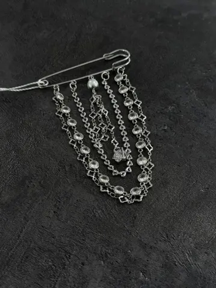 Брошь "Фрея" из прозрачных кристаллов Bezel с жемчужиной, оттенок серебро