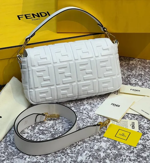 Сумка из кожи Fendi Baguette белый