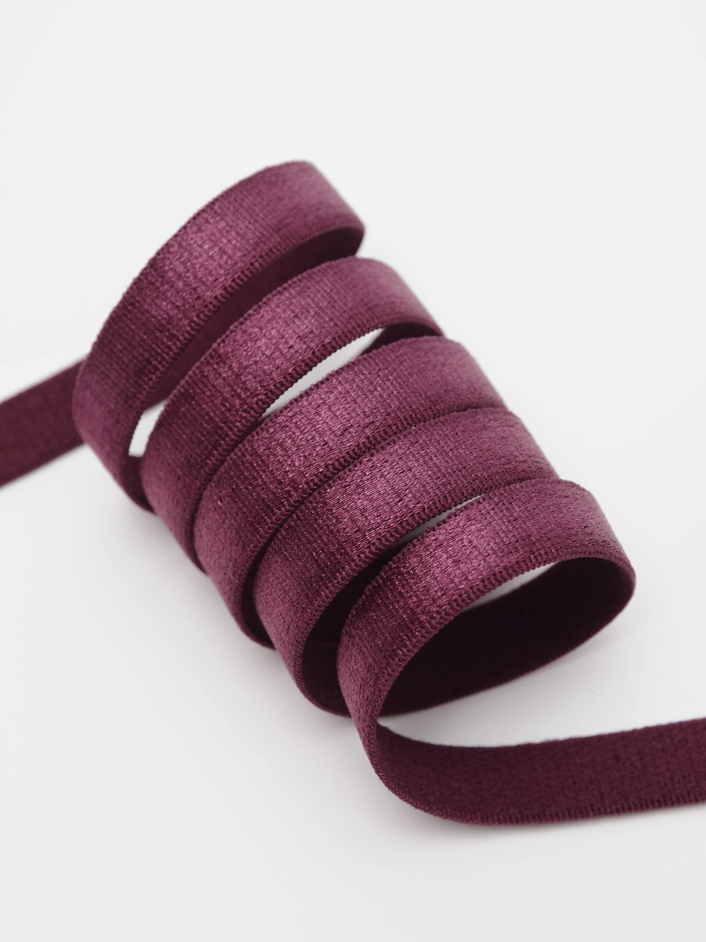 Резинка бретелечная слива мягкая глянцевая ширина 10 мм