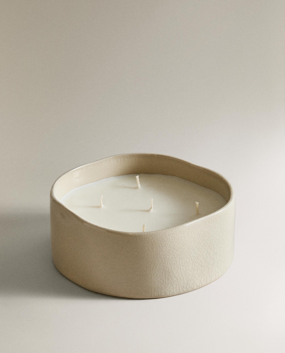 Zara Home Свеча ароматическая Luminous Camellia 540 г, растительный воск, аромат цветочный, Розовый
