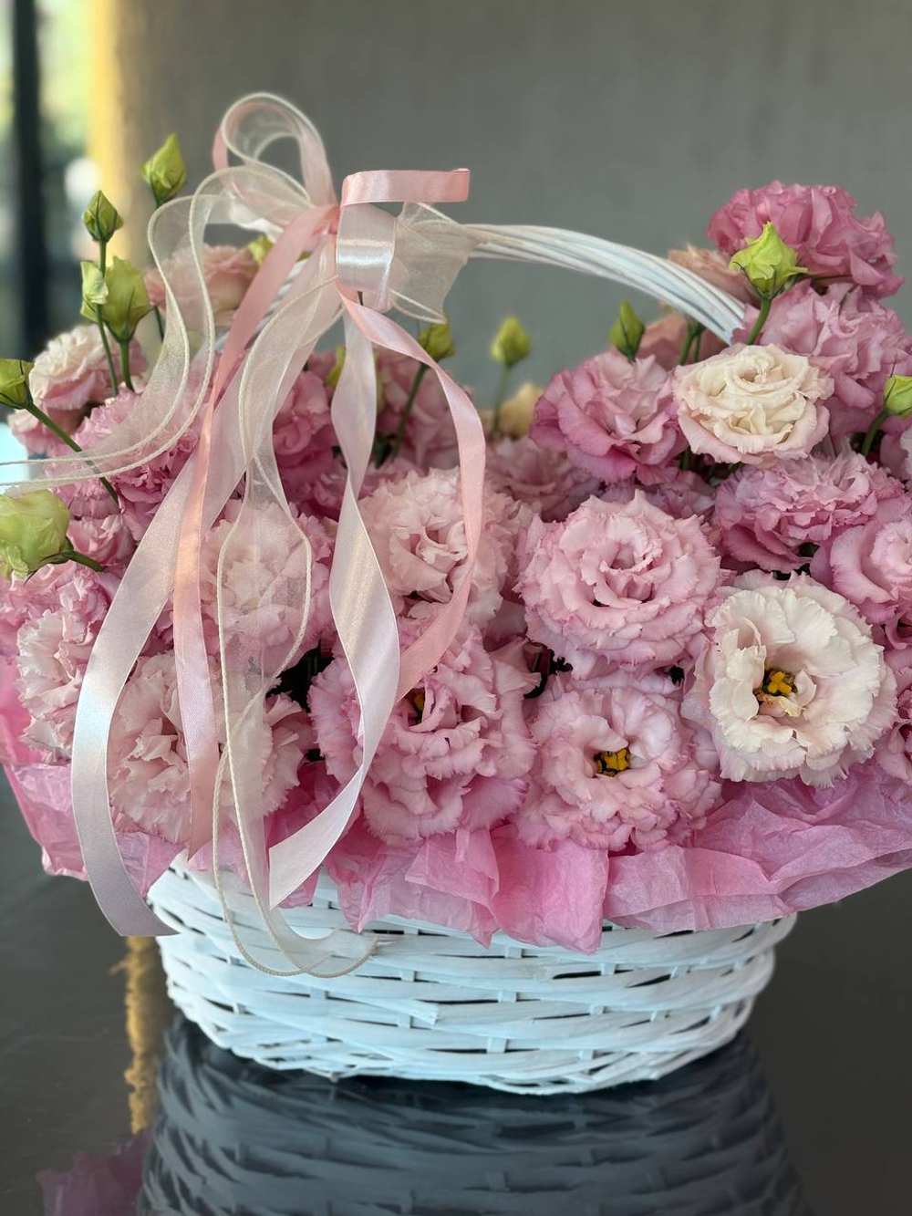 Корзина с розовой эустомы