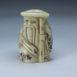 Нэцкэ Дзюродзин в круглой шапке с мешком и посохом