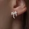 Серьги-пусеты Бантик асимметричный из серебра 925 пробы, главное фото
