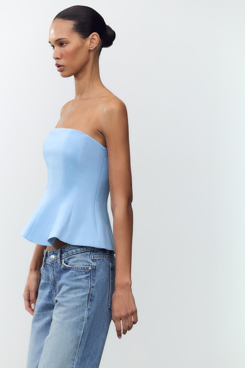 ZARA ТОП С БАСКОЙ И ОТКРЫТЫМИ ПЛЕЧАМИ, СИНИЙ