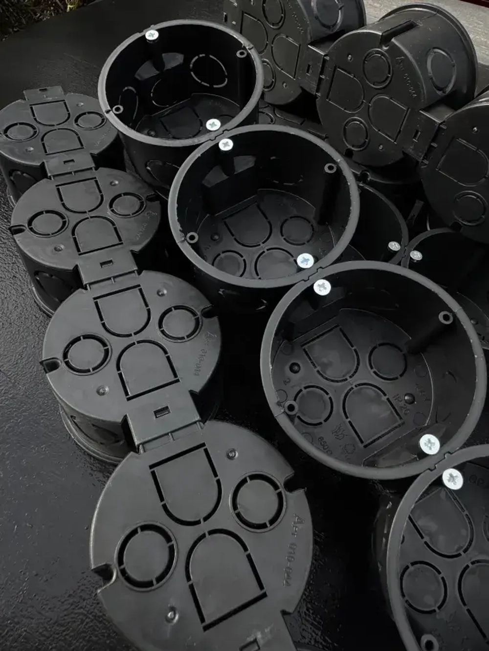 Коробка подрозетник с/у в бетон черный 68х42 (20 шт)