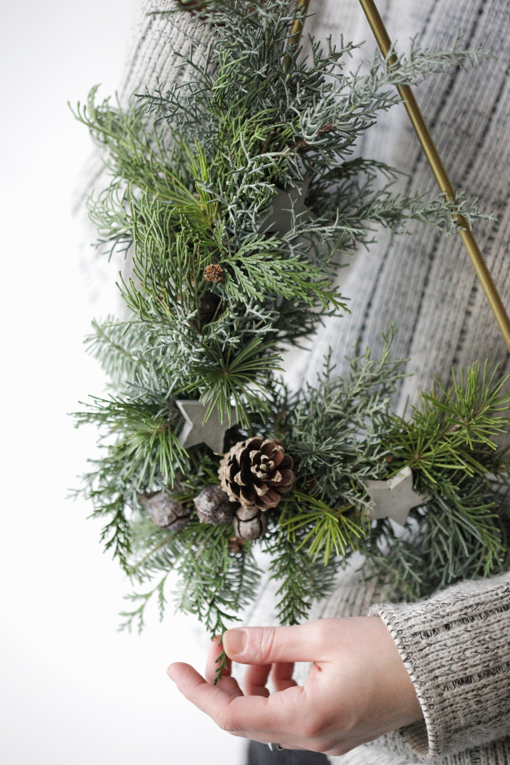 Рождественский венок с декором на треугольной металлической основе