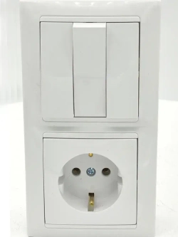 Блок Выключатель трехклавишный + розетка с заземляющим контактом скрытой установки белый 3В-РЦ-695