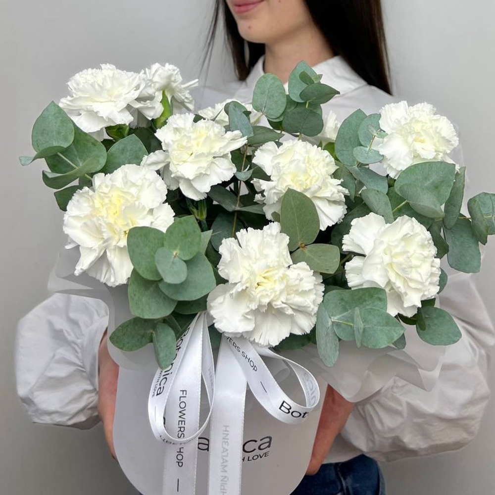 Шляпная коробка с белоснежными диантусами и эвкалиптом   2607202549