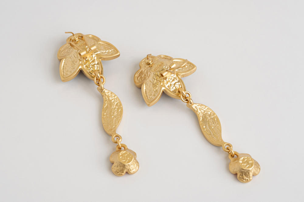 Винтажные серьги-пусеты Trifari с изображением цветов