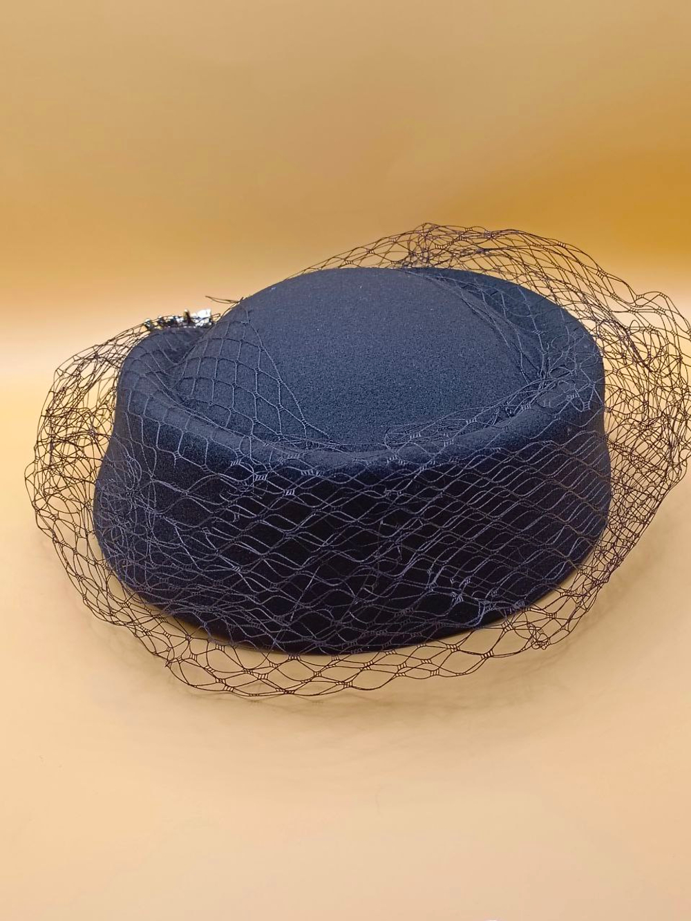 ФЕТРОВАЯ ТАБЛЕТКА С ВУАЛЬЮ.