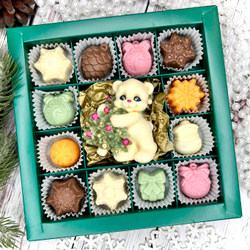 Шоколадный подарок "С Новым годом": Мишка с ёлкой и 12 конфет ручной работы