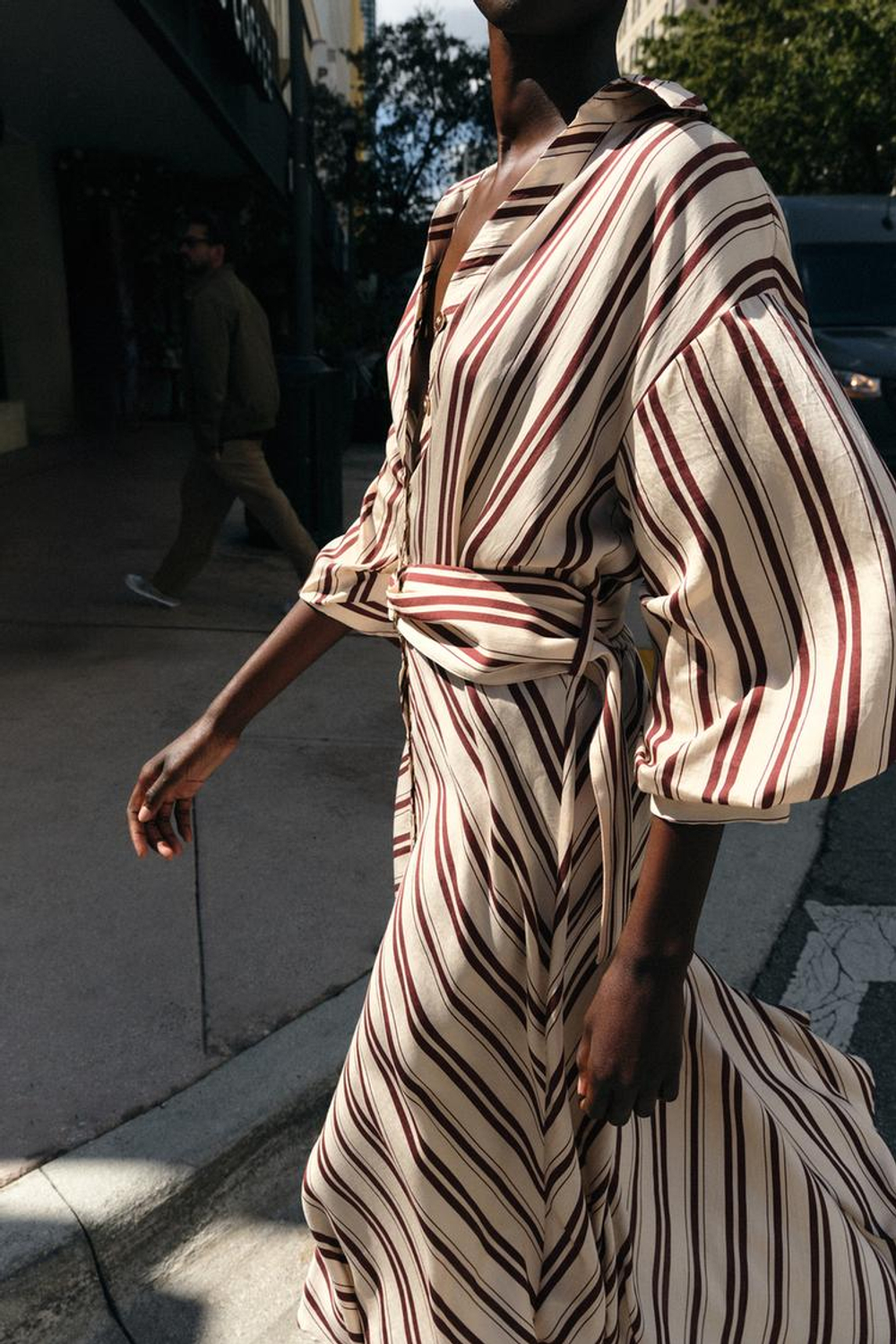 ZARA ПЛАТЬЕ МИДИ В ПОЛОСКУ С РЕМНЕМ, ЭКРЮ/ГРАНАТОВЫЙ