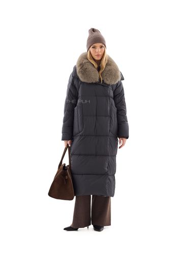 Длинный черный пуховик с коричневым мехом песца