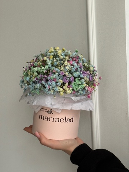 Композиция в коробке с радужной гипсофилой