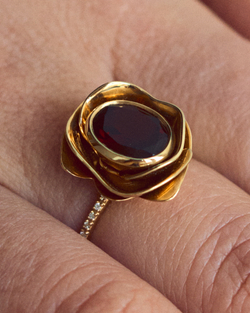 кольцо роза с гранатом