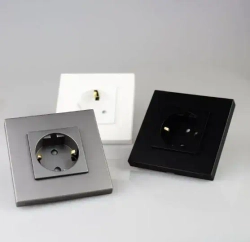 Розетка серая с заземлением и защитными шторками от детей, евророзетки