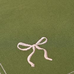 Дорожка на стол Fancy Bows оливкового цвета из коллекции Essential, 45x150 см