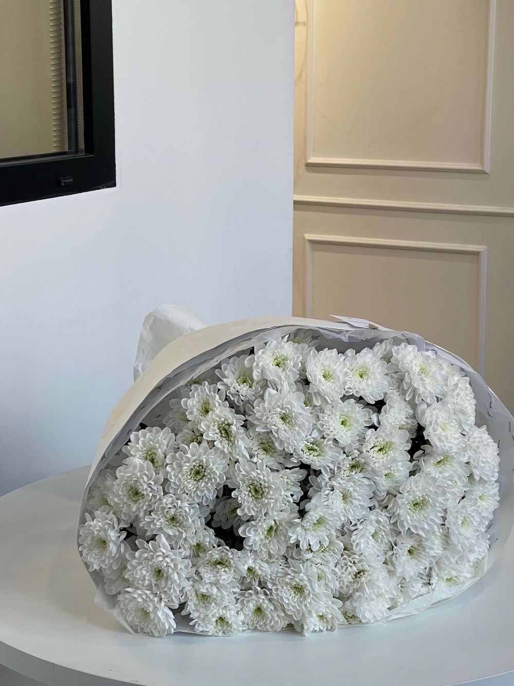 Гранд букет из белой хризантемы