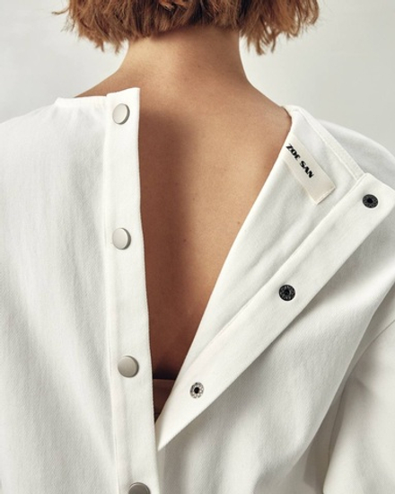 Рубашка с баской и кнопками на спине из молочной джинсы