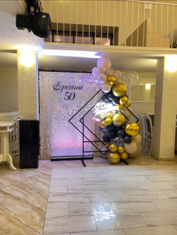 Фотозона юбилейная в коричнево-золотой гамме