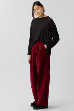 Брюки со складками из бордового бархата