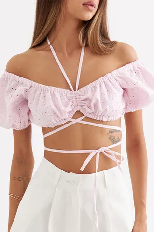 Топ со сборкой и завязками из шитья пудрового цвета