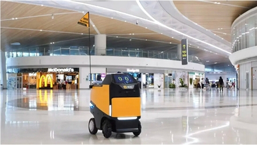 Роботы начали доставлять еду пассажирам в аэропорту Шэньчжэня