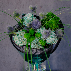 Необычный темный букет с эрингиумом