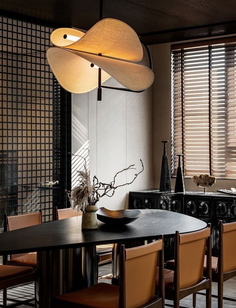 Элегантный подвесной светильник в современном стиле.