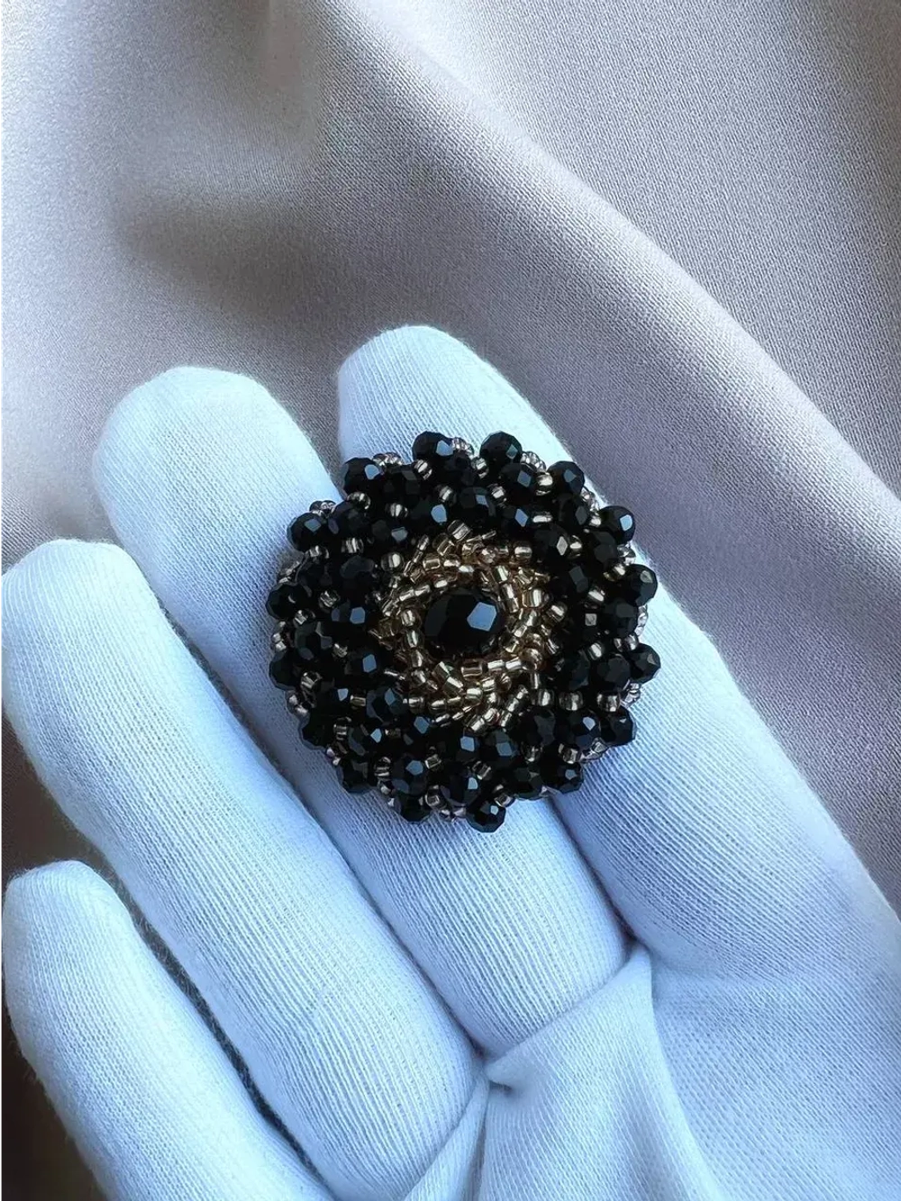 Большая декоративная пуговица-брошь с бисером и стразами