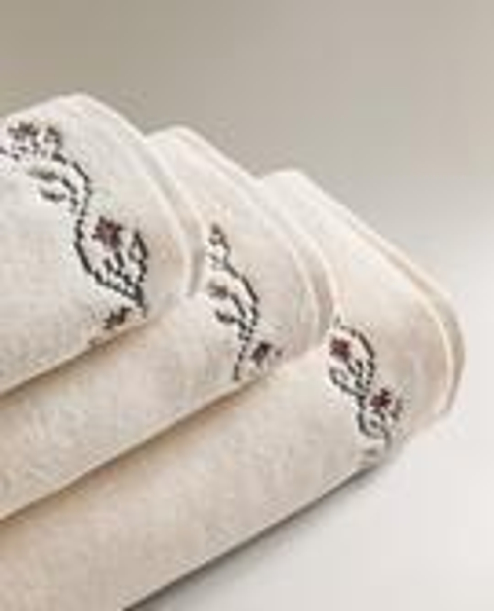 ZARA HOME БАННОЕ ПОЛОТЕНЦЕ С ВЫШИВКОЙ, ЦВЕТ СЛОНОВОЙ КОСТИ