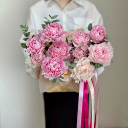 Ароматные пионы «Сара Бернар» в плетеной сумке. Букет 1154