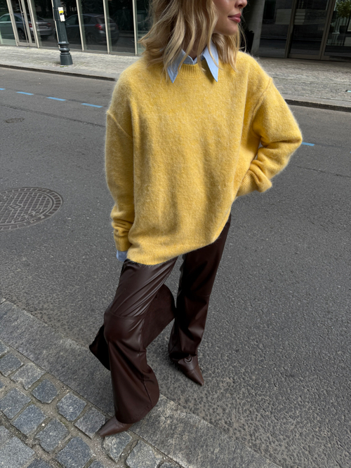 Брюки из эко-кожи с подрезом по спинке коричневые