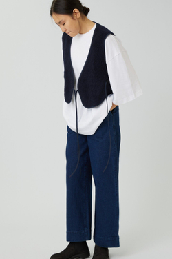 Жилет на двух завязках из синего меха