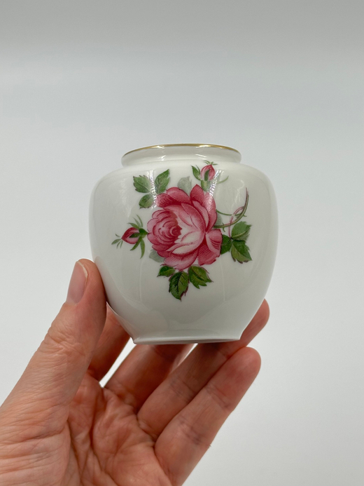 Миниатюрная ваза с розой