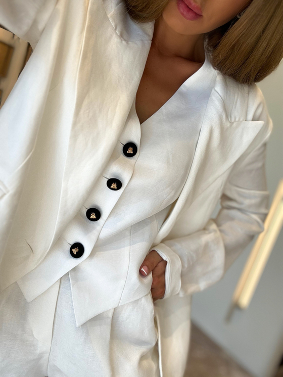 Жилет из белого льна