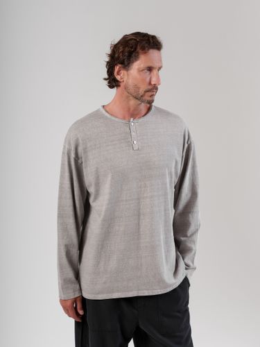 Серый лонгслив на пуговицах