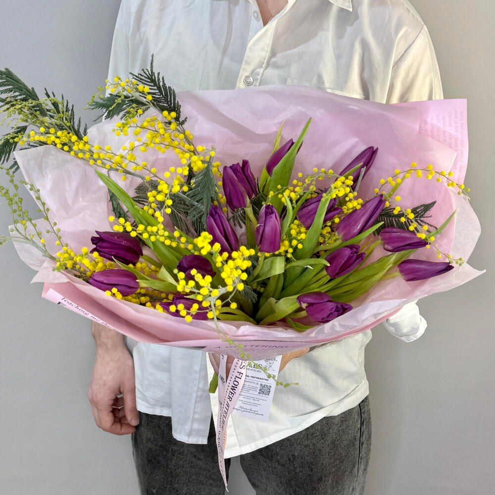 «Весна в Версале» букет из тюльпанов и мимозы