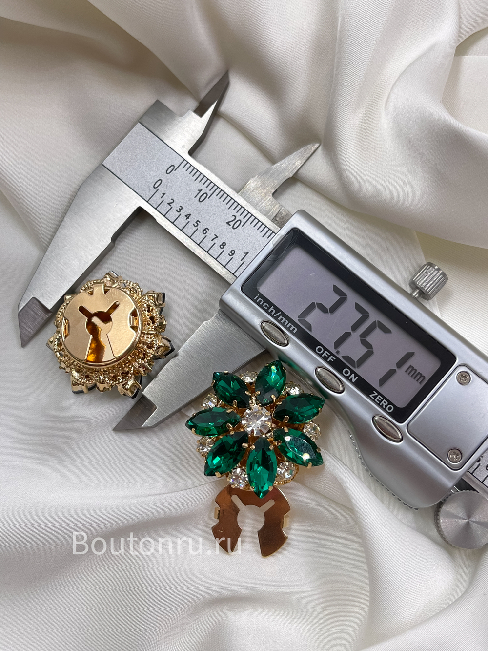Накладка на пуговицу в форме цветка золотистые с зелеными стразами (клипсы)